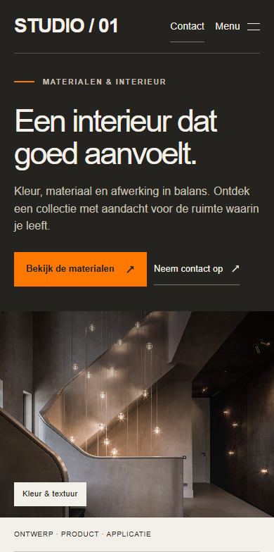 Mobiele weergave van hetzelfde Studio 01-concept, met leesbare tekst en contactknoppen boven het interieurbeeld.